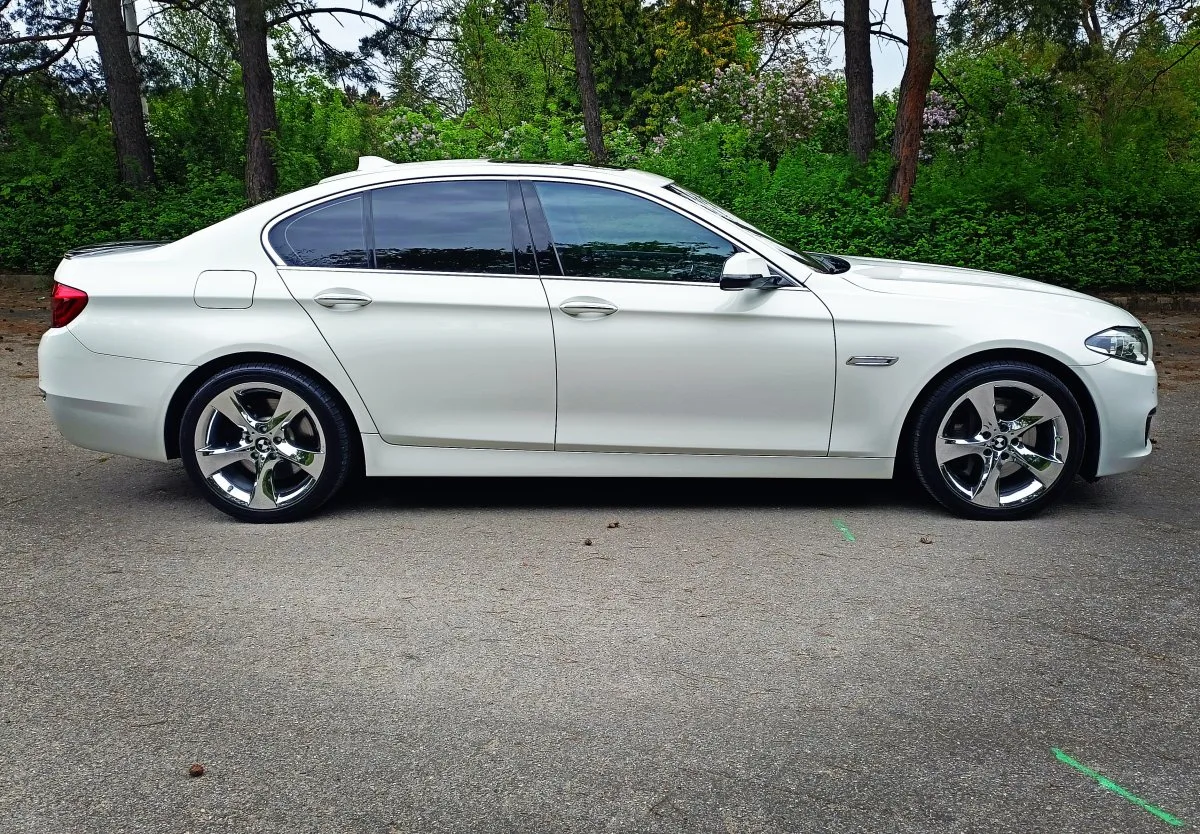 Bílé BMW řady 5 po kompletní péči