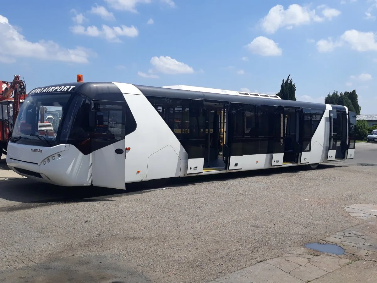 Letištní autobus na brněnském letišti po čištění