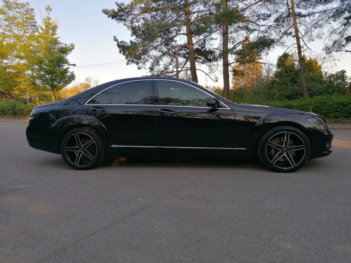 Černý Mercedes po leštění a ochraně laku