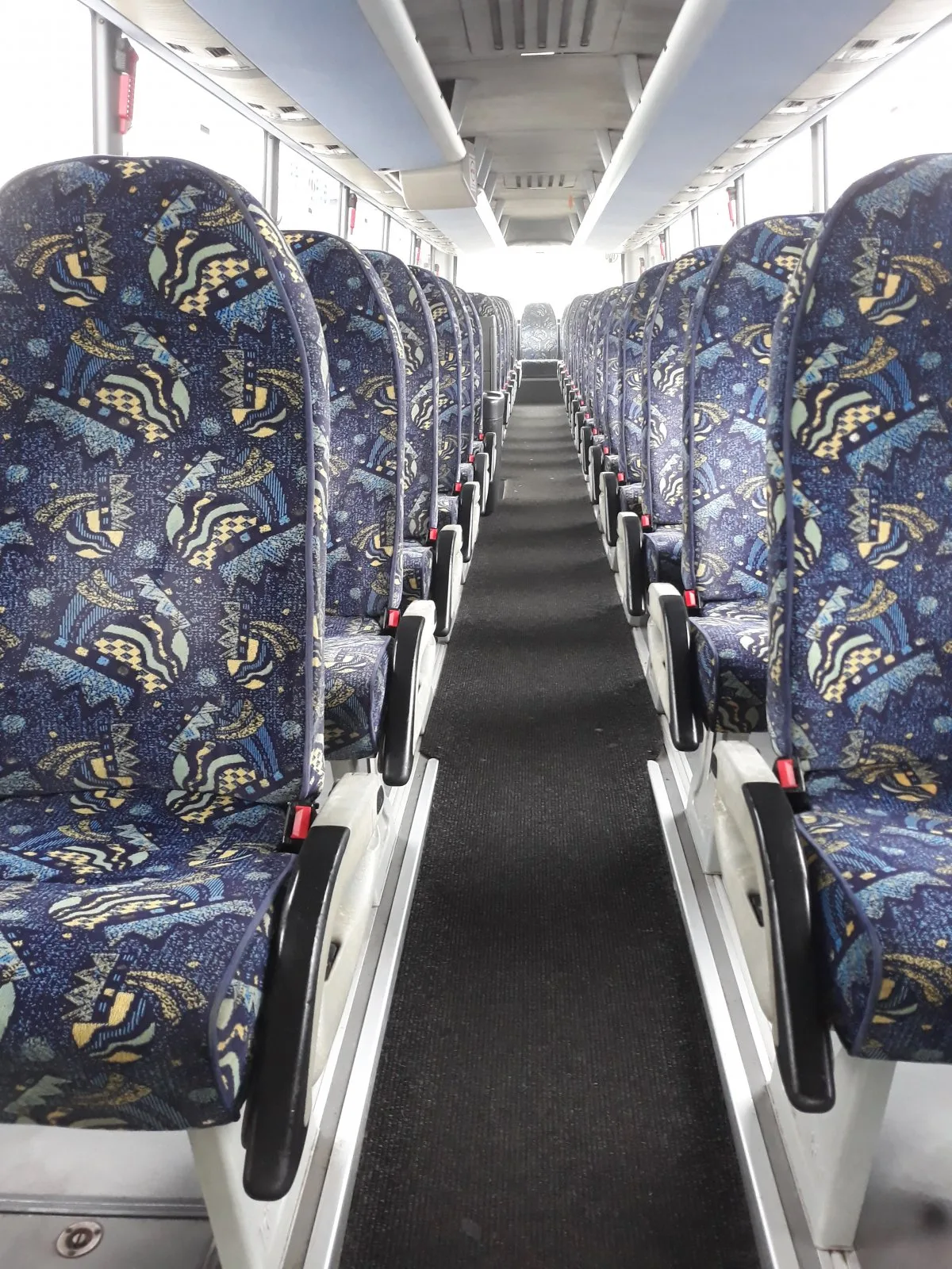 Vytepovaná sedadla a podlaha v interiéru autobusu
